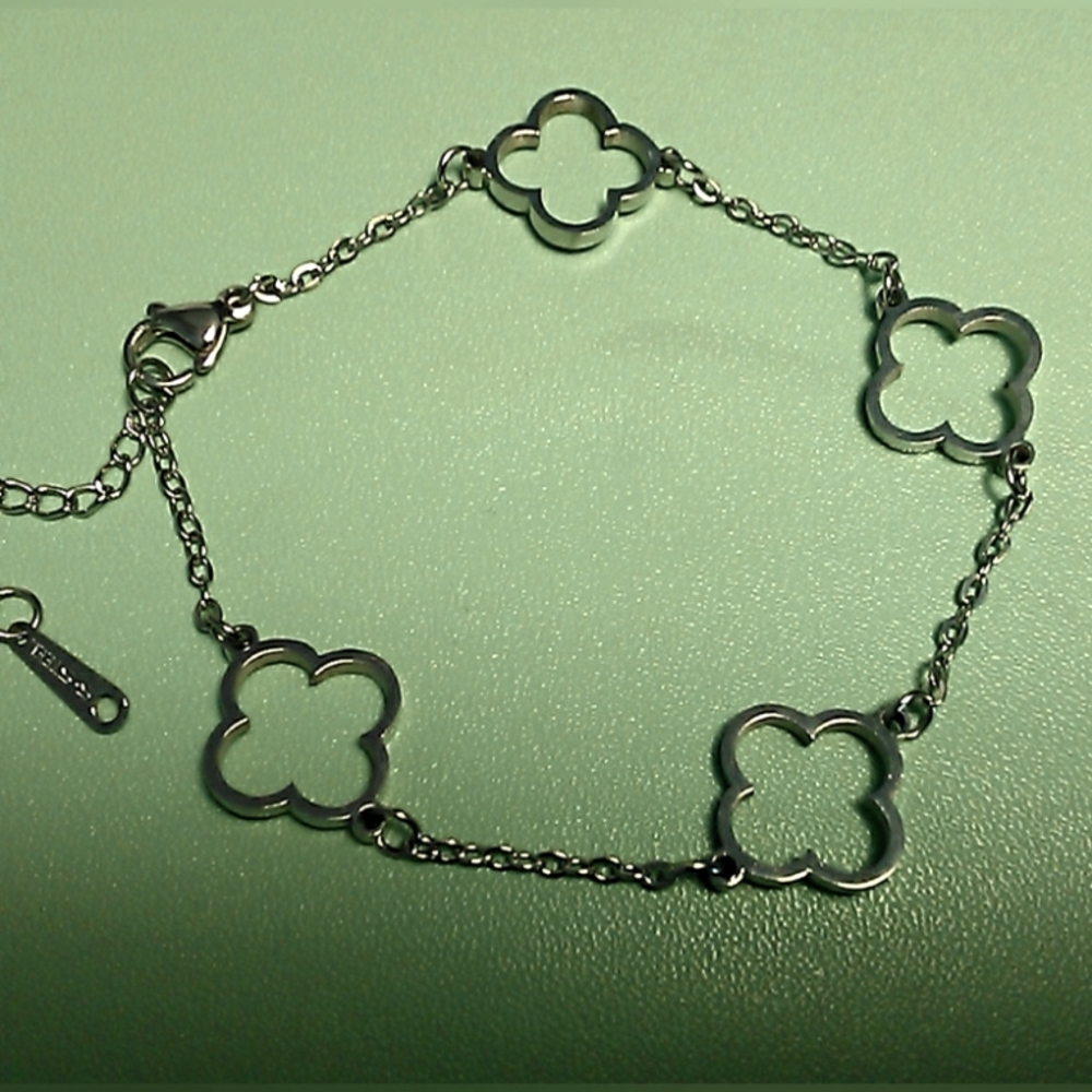 BNIP SILVER TONE CLOVER BRACELET FASHION BOUTIQUE ADJ. LINK BEAUTIFUL